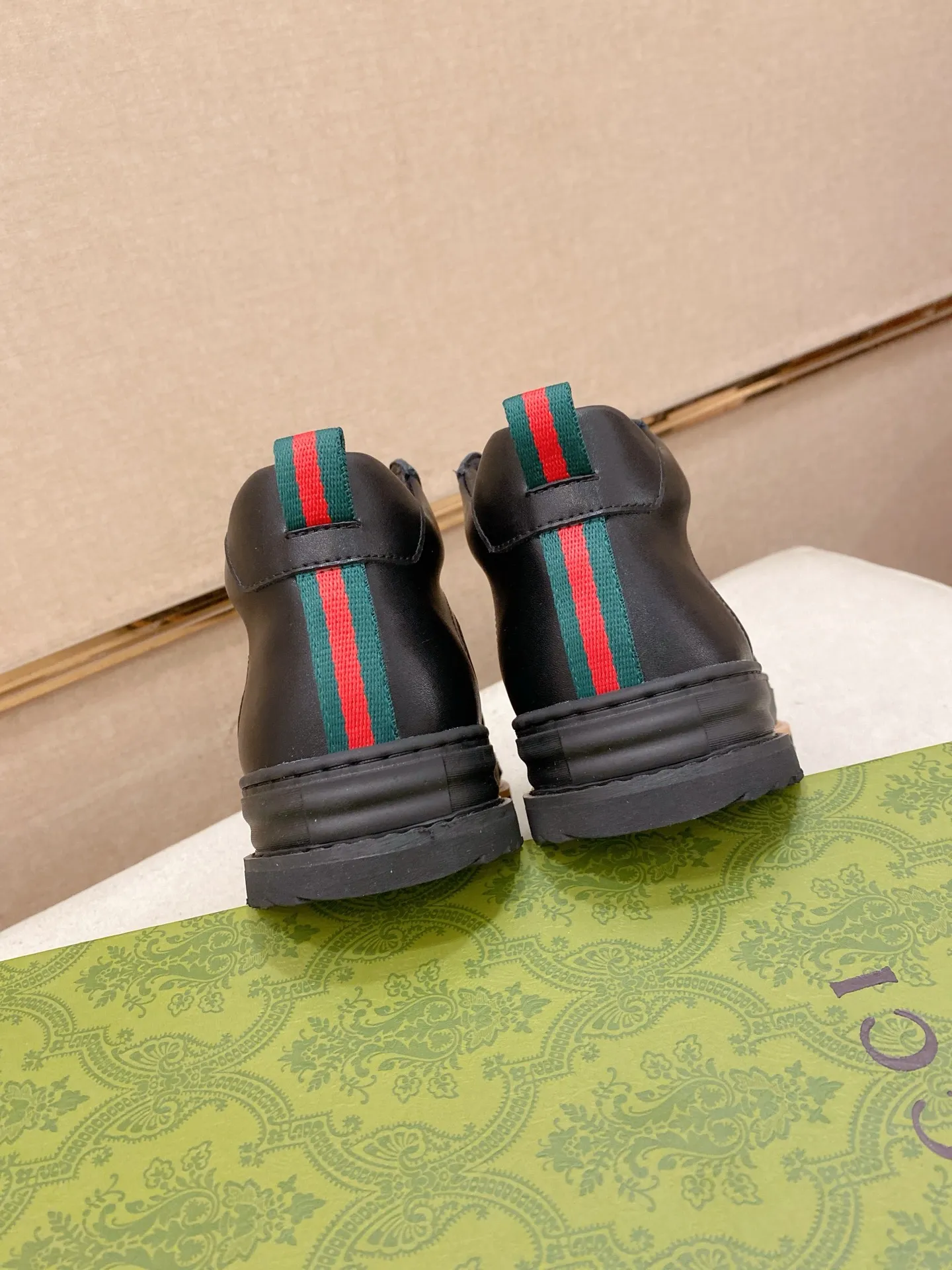 Factory price: 420💰 (GUCCI) The latest model from the official website🎁🎁Casual and fashionable men's shoes👟, hot style💥The version is simple and elegant, exclusive for trendy men. The unique latest brand elements from the official website👑Original Gucci decoration, fashionable and generous, the fabric is original cowhide ✅Mesh breathable lining, the official website specifies wear-resistant casual outsole, the classic model is taken in kind at the counter🎬38-44 (can be customized for 45 non-refundable)